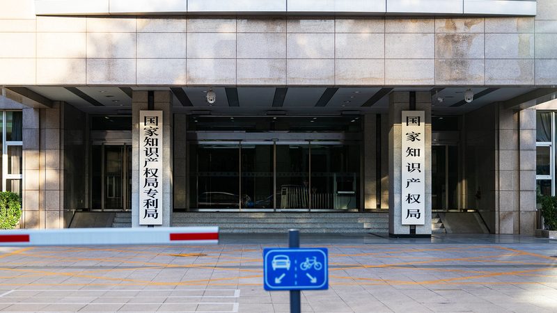 经营范围变更后许可证如何及时更新？**